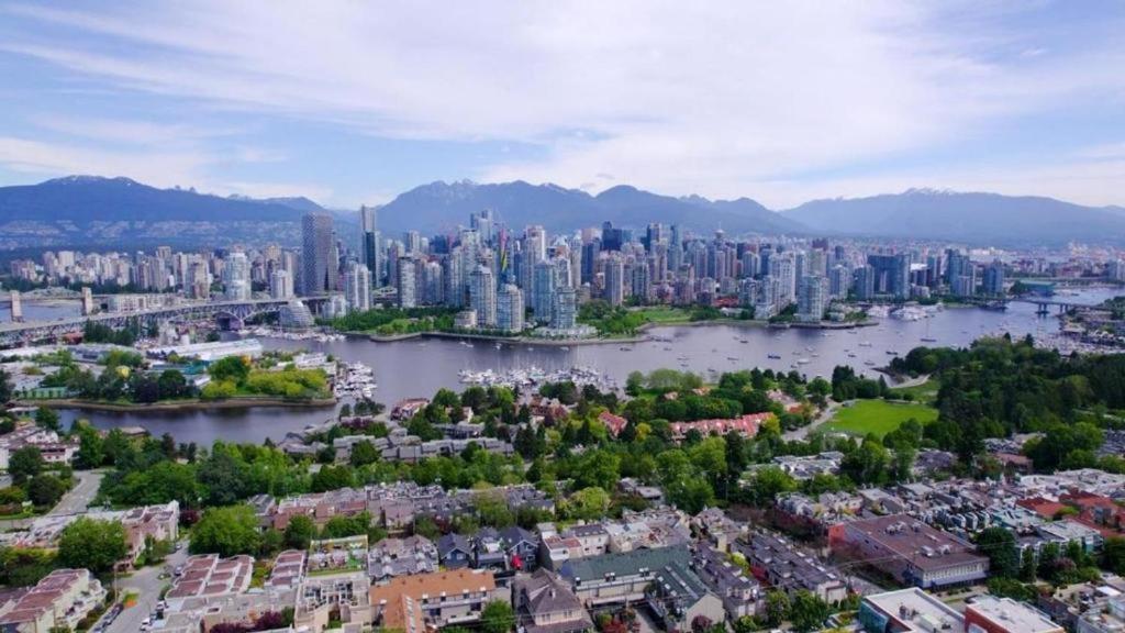 Апартаменти Billion Dollar Views In A Beautiful Fairview Slopes Heritage House Ванкувер Екстер'єр фото
